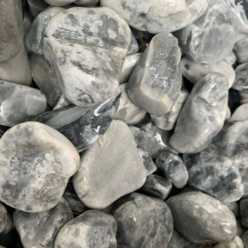 Pebbles de mármol gris azulado.